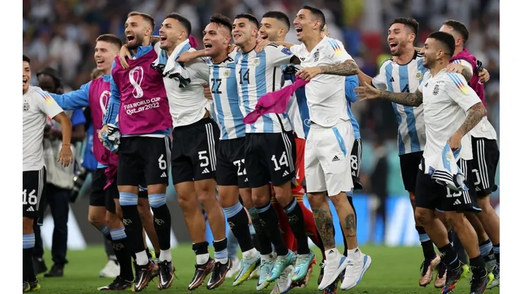 Los jugadores de Argentina festejan la clasificación a los cuartos de final de Qatar 2022.
