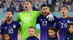 Los jugadores de la Selección Argentina cantando el himno nacional.