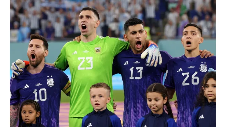 Los jugadores de la Selección Argentina cantando el himno nacional.