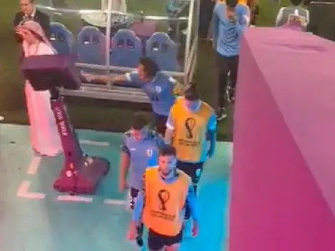 VIDEO | Cavani enloqueció y le metió una piña al VAR