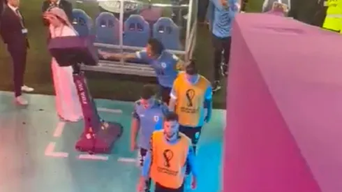 VIDEO | Cavani enloqueció y le metió una piña al VAR