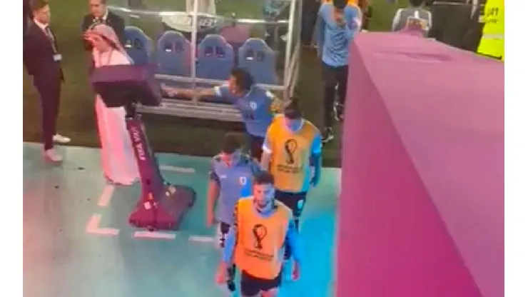 VIDEO | Cavani enloqueció y le metió una piña al VAR