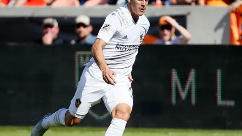 Sancionan con una multa millonaria a LA Galaxy por el salario de Pavón