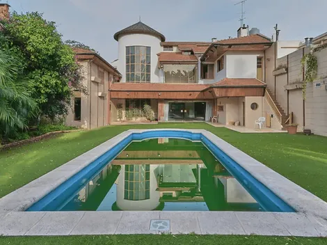 ¿Quién es el dueño de la casa de Maradona en Devoto que abrió sus puertas para los hinchas?