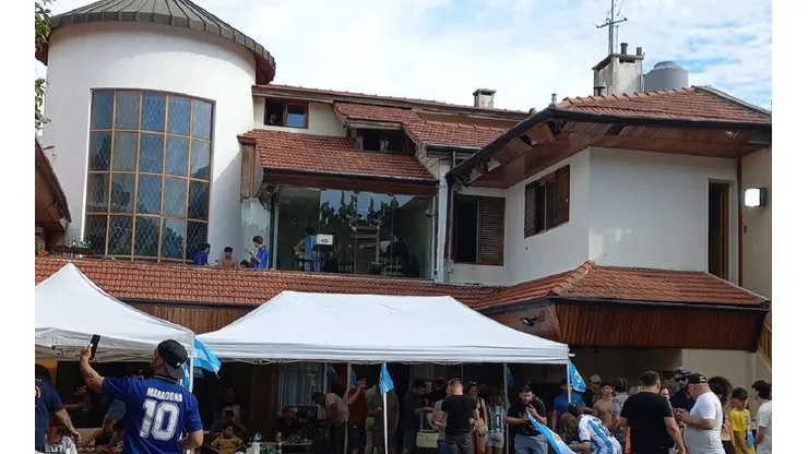 Compró la casa de Maradona en Devoto y tuvo una increíble idea para inaugurarla durante el Mundial