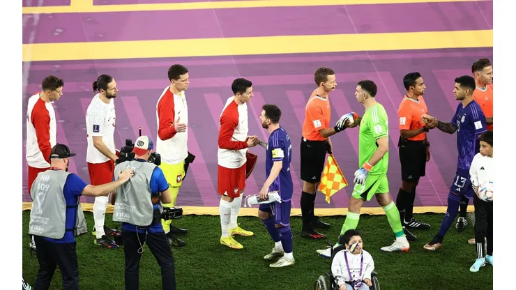 VIDEO | Inesperado: Así fue el saludo entre Messi y Lewandowski en la previa de Argentina-Polonia