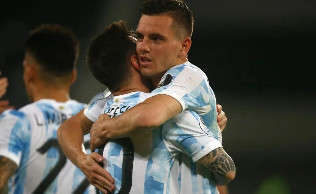 Lo Celso junto a Messi.