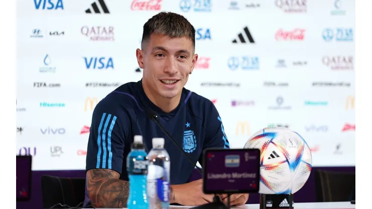 El comentario de Lisandro Martínez en conferencia que hizo estallar a todo el mundo: "Me olvidé"