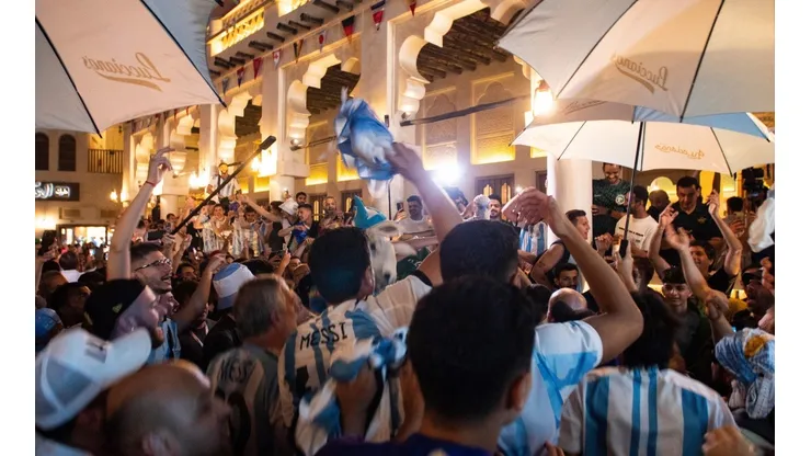El banderazo de los argentinos en la previa vs. Polonia fue una fiesta.