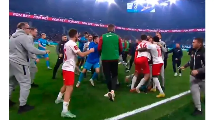 VIDEO | Seis expulsados: un ex Boca protagonizó una batalla campal en Rusia