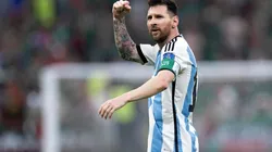 Lionel Messi saludando a la hinchada argentina tras su gol vs. México.