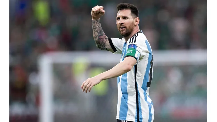 Lionel Messi saludando a la hinchada argentina tras su gol vs. México.