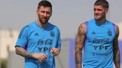 Sin tiempo que perder: la Selección volvió a los entrenamientos con un gran gesto de Messi y De Paul
