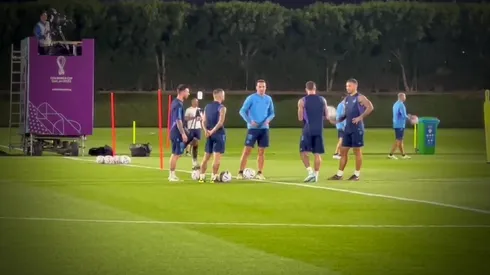 Reunión de referentes: la charla de la Selección Argentina antes del entrenamiento.