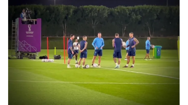 Reunión de referentes: la charla de la Selección Argentina antes del entrenamiento.