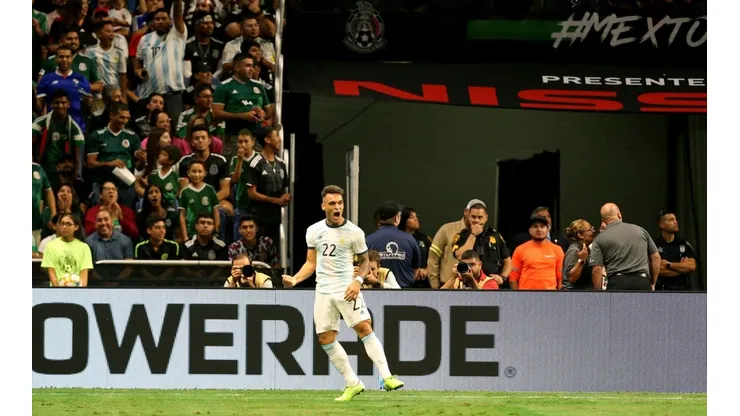Lautaro Martínez se llevó la pelota en el último partido frente a México.