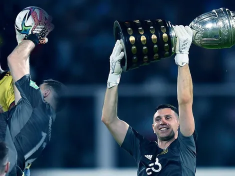 Un famoso periodista colombiano se burló de Dibu Martínez tras la derrota: "Saludos de Yerry Mina"