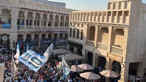 Somos locales otra vez: el impactante banderazo de los hinchas argentinos en Doha