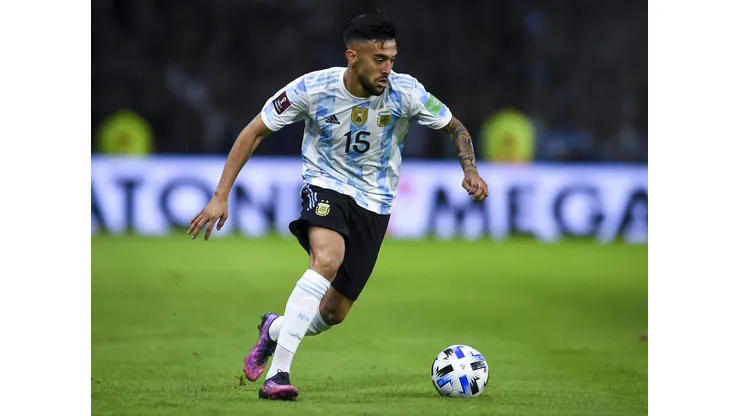 BUENOS AIRES, ARGENTINA - MARCH 25: Nicolas Gonzalez of Argentina drives the ball during the FIFA World Cup Qatar 2022 qualification match between Argentina and Venezuela at Estadio Alberto J. Armando on March 25, 2022 in Buenos Aires, Argentina. (Photo by Marcelo Endelli/Getty Images)