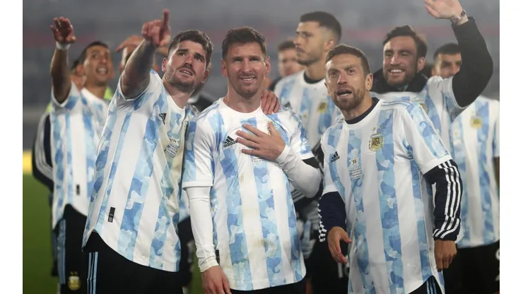 Ritual innegociable: la foto de Messi, De Paul y Papu Gómez