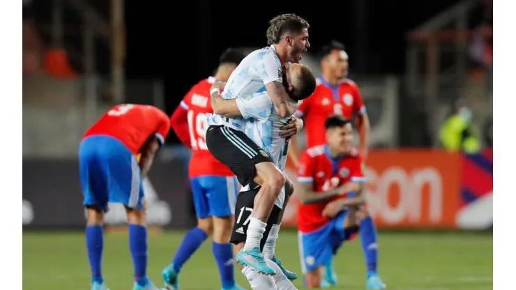 Todo por la cábala: no vas a creer lo que le hizo Papu Gómez a De Paul en esta foto
