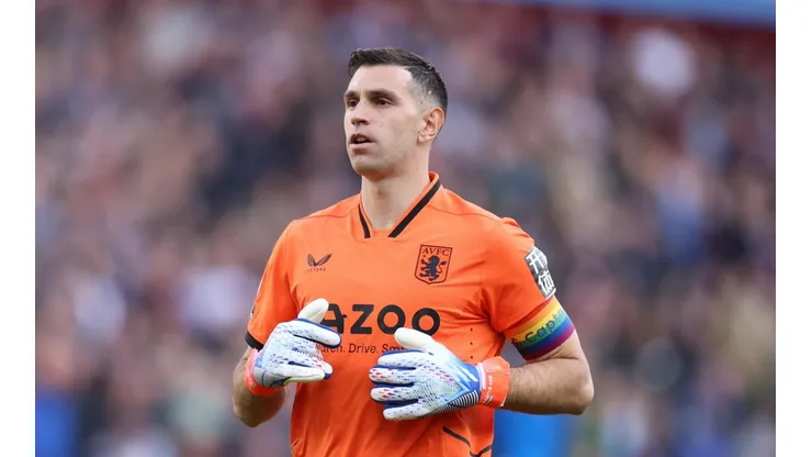 Sorpresa en el Aston Villa: el escudo que defenderá Dibu Martínez.