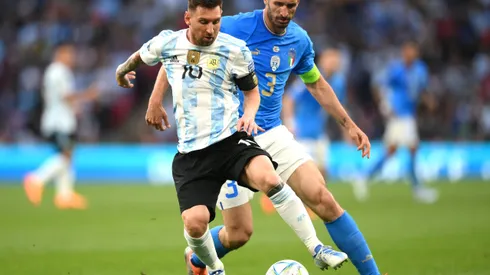 LONDON, ENGLAND - JUNE 01: Lionel Messi of Argentina is challenged by Giorgio Chiellini of Italy during the Finalissima 2022 Final between Italy and Argentina at Wembley Stadium on June 01, 2022 in London, England. (Photo by Shaun Botterill/Getty Images)