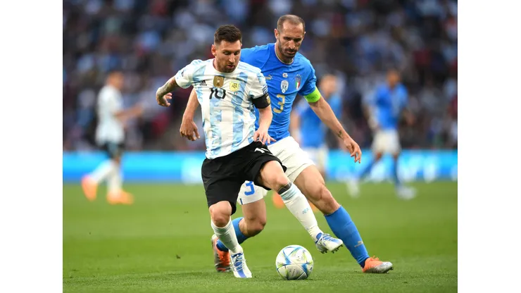 LONDON, ENGLAND - JUNE 01: Lionel Messi of Argentina is challenged by Giorgio Chiellini of Italy during the Finalissima 2022 Final between Italy and Argentina at Wembley Stadium on June 01, 2022 in London, England. (Photo by Shaun Botterill/Getty Images)