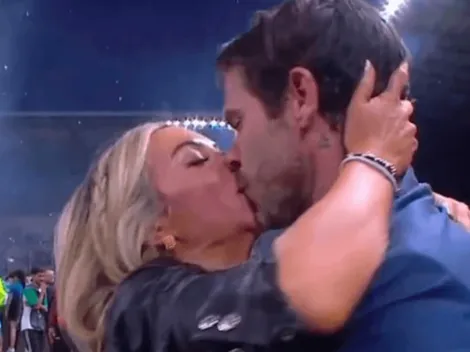 VIDEO | El apasionado beso de Gago con su novia tras salir campeón con Racing
