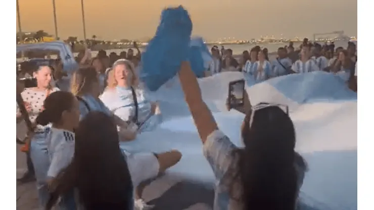 A 13 días del inicio del Mundial, se vivió el primer banderazo argentino en Qatar