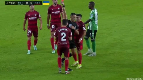 Scaloni lo vio todo: Montiel fue expulsado en el clásico andaluz por una patada criminal