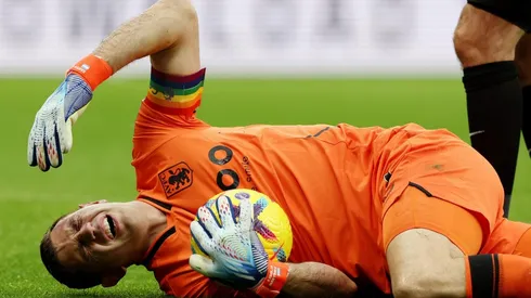 El temor de los especialistas tras el golpe en la cabeza de Dibu Martínez