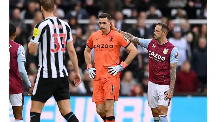 Un alivio para Scaloni: el tuit de Dibu Martínez tras salir lesionado en la Premier League
