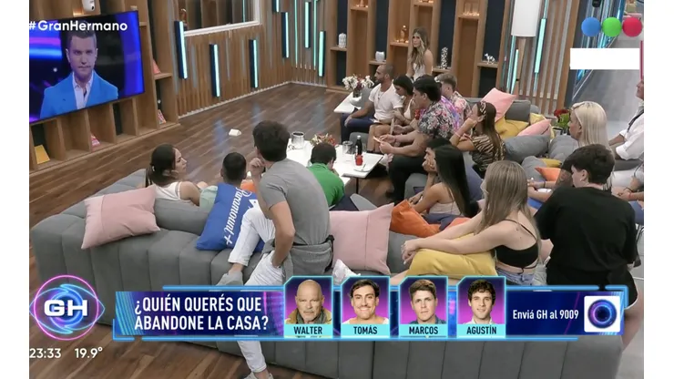 Dos participantes mantienen una relación.