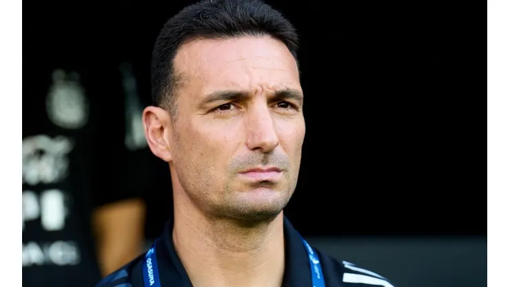 Lionel Scaloni hace entrega de la lista preliminar para Qatar 2022.