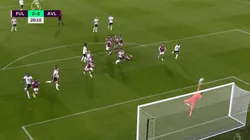 VIDEO | La tremenda atajada del Dibu no le sirvió al Villa, que se quedó sin DT