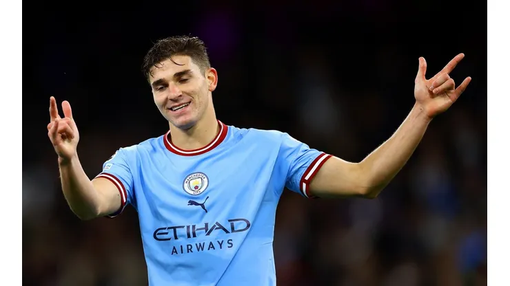 La nominación que recibió Julián Álvarez mientras la rompe en Manchester City