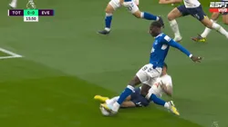 VIDEO | El enorme cruce del Cuti Romero, que le mandó 'saludos' a la mamá de un jugador del Everton