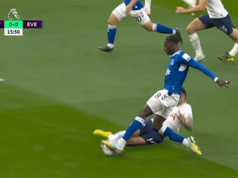 VIDEO | El enorme cruce del Cuti Romero, que le mandó 'saludos' a la mamá de un jugador del Everton