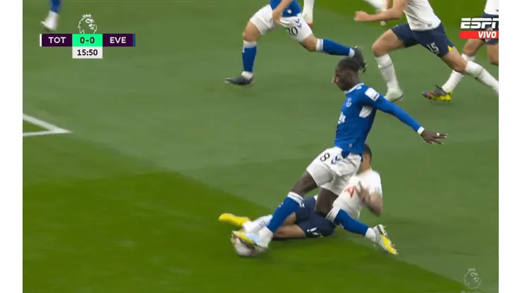 VIDEO | El enorme cruce del Cuti Romero, que le mandó 'saludos' a la mamá de un jugador del Everton