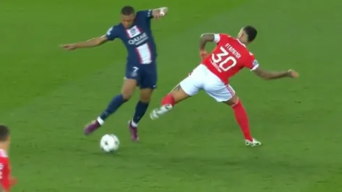 VIDEO | La brutal patada de Otamendi a Mbappé en el duelo por Champions