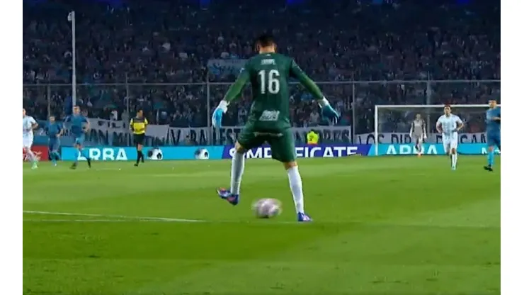 VIDEO | El insólito blooper de Lampe que abrió el triunfo de Racing ante Atlético Tucumán