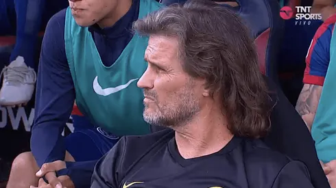 Insúa y un particular look en el clásico.