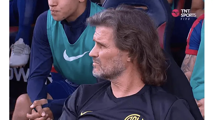 Insúa y un particular look en el clásico.