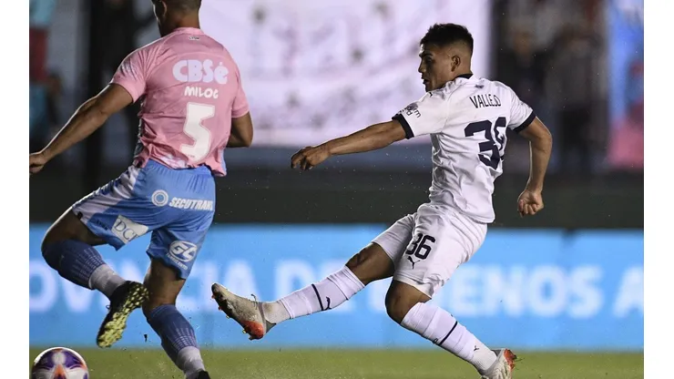 Con la redención del pibe Vallejo, Independiente venció a Arsenal para seguir de cerca la zona de copas