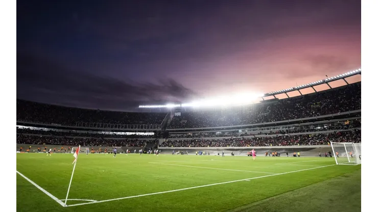 Sacaron el cobertor: así quedó el césped del Monumental.