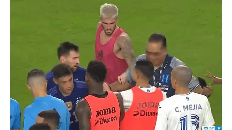 De Paul, en modo "guardaespaldas" con Messi.