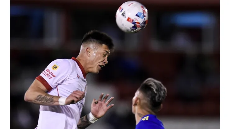 Impasable: el defensor de Huracán que no perdió ni un duelo aéreo vs. Boca