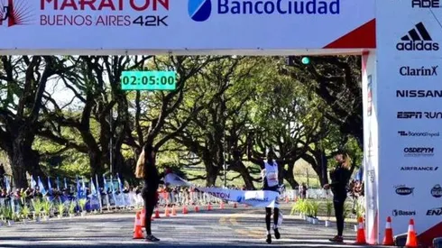 Evans Chebet, en 2019, logró la mejor marca del Maratón de Buenos Aires