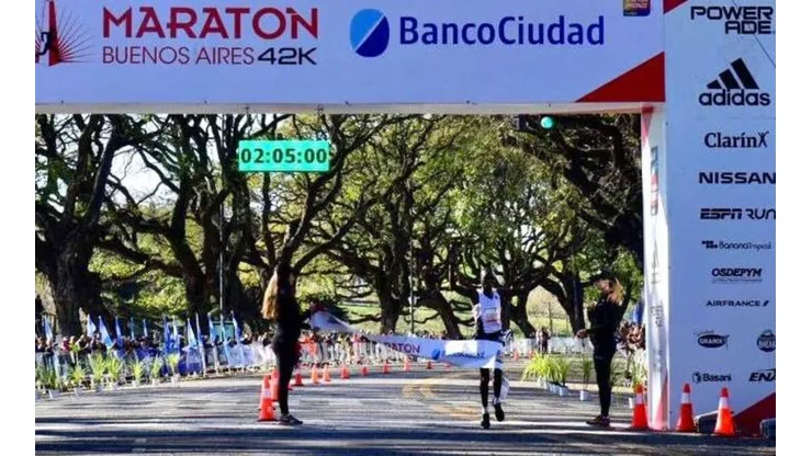 Evans Chebet, en 2019, logró la mejor marca del Maratón de Buenos Aires